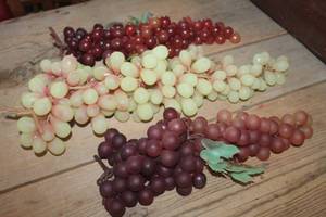 lot 4402 image: 3 sets of 15 long Rubber Dcor Grapes