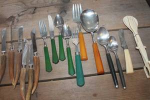 lot 4410 image: Vtg. Bakelite Serving Utensils, Silverware & More