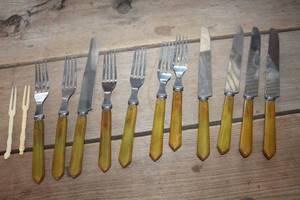 lot 4411 image: Vintage Bakelite Silverware & More