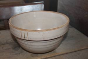 lot 4424 image: Antique Crock Bowl 9 wide whairline crack
