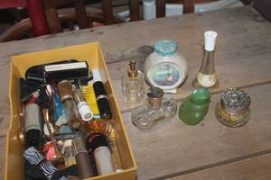 lot 4427 image: Vintage Perfume Bottles and More