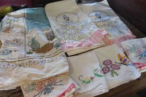 lot 4428 image: Vintage Linens Tablecloth, Pillowcases & More