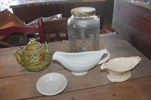 lot 4443 image: Vtg. Made in Japan Teapot, Hall Gravy Boat & More