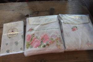 lot 4445 image: NIP Vintage Double Sheet Set & Pillowcases
