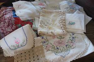 lot 4450 image: Vtg Linens, Quilt Top, Pillow Cases & More