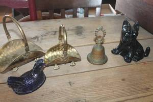 lot 4462 image: Vtg. Cast Iron Door Stop, Hen on Nest Lid & More