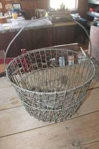 lot 4464 image: Lg. Vtg. Wire Egg Basket