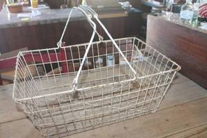 lot 4465 image: Vintage Large Metal Garden Basket 22 long