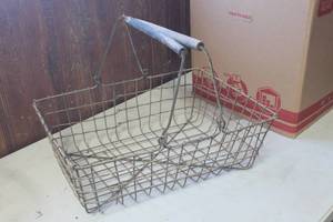 lot 4478 image: Vintage Metal Garden Basket