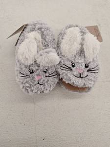 lot 12100 image: 2 Pack Bunny Slippers, Kids 5-7