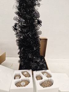 lot 12154 image: Miscellaneous Holiday Decor Lot