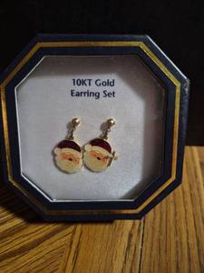 lot 134 image: 10KT Gold Santa Claus and Cross Christmas Earring Set