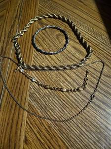 lot 137 image: Mixed Jewelry Collection - Chains and Bracelet Set - Sellin as Unknown Metal