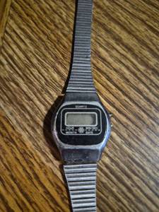 lot 138 image: Retro Digital Quartz Wristwatch with Metal Expansion Band