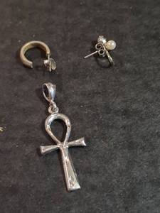 lot 160 image: MISC Jewelry Lot - Metals Unknown