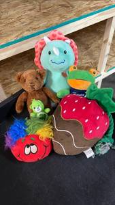 lot 3359 image: Misc lot of 5 plushies and 1 dog toy