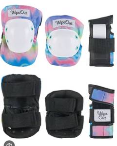 lot 3166 image: WipeOut Kids Skateboard Protective Pad Set