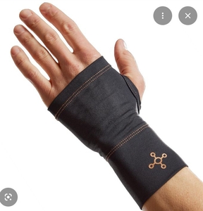 lot 3210 image: Tommie Copper Wrist Compression Sleeve