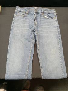lot 2779 image: Denizen Levis Light Wash Denim Jeans Size 36x32