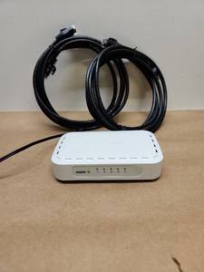 lot 51 image: Network Switch GS605 5-Port with Ethernet Cables
