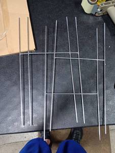 lot 8144 image: 4Pk Replacement Yard Sign Stakes