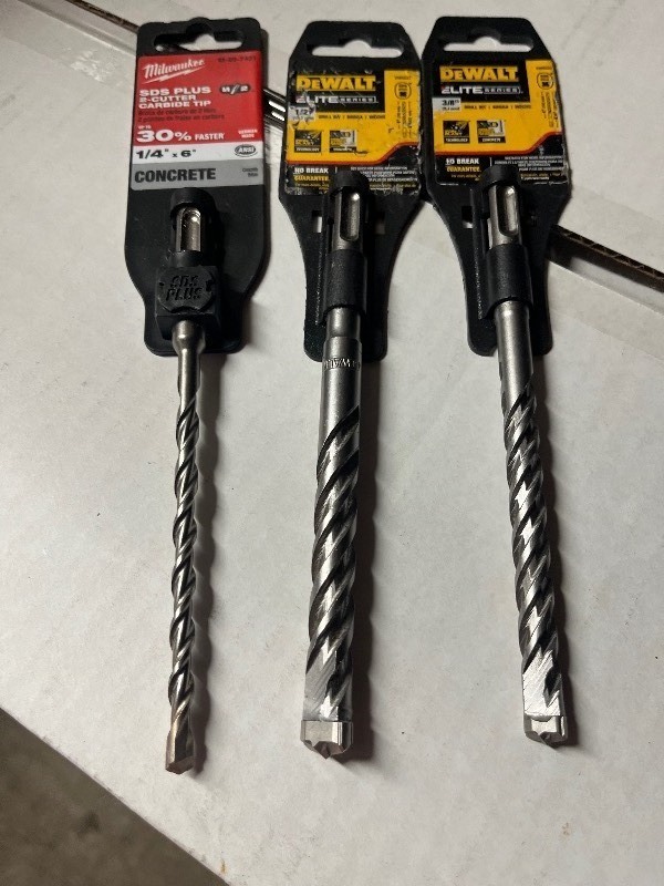 lot 256 image: Bundle of 3 DrillBits - Dewalt DW5537 - Dewalt DW5527 - Milwaukee Sds plus 2 Cutter � x 6