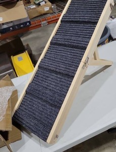 lot 1010 image: Pawaboo Foldable Dog Ramp