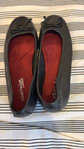 lot 59196 image: Womens Black Leather Ballet Flats with Red Interior 6.5 - Retail $15