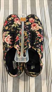 lot 59210 image: Mossimo Black Floral Print Canvas Sneakers Size 7 - Retail $15