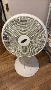 lot 59221 image: Lasko White Pedestal Table Fan - Retail $25