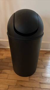 lot 59232 image: Black Plastic Swing Top Waste Basket - Retail $15
