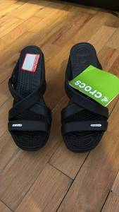 lot 59250 image: Crocs Classic Clog Black Unisex Slip-On Shoes size 6 - Retail $35