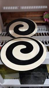 lot 59304 image: Black and White Spiral Pattern Ceramic Dinner Plates Set - Retail $15
