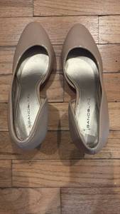 lot 59326 image: Bandolino Womens Nude Pointed Toe Pumps size 6 - Retail $15