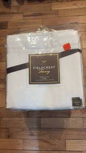 lot 59331 image: Fieldcrest Luxury White Tablecloth Bundle - Retail $15