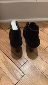 lot 59350 image: Womens Black Suede Ankle Boots with Block Heel size 6 - Retail $25