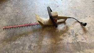 lot 60820 image: Craftsman Electric Hedge Trimmer 18 Inch - Retail $25