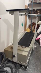 lot 60822 image: Lifestyler 10.0 MPH Motorized Treadmill with Console - Retail $150