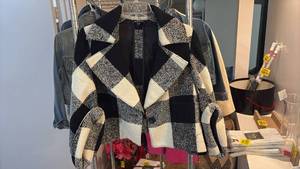 lot 60827 image: Bebe Womens Black and White Geometric Patchwork Blazer Size L - Retail $25