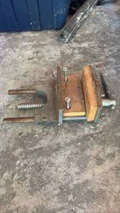 lot 60859 image: Columbian Woodworking Bench Vise with Wooden Jaws - Retail $75