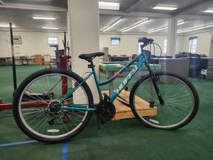 lot 20051 image: Huffy Mountain Bike with 21-Speed Derailleur