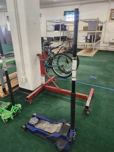 lot 20054 image: Blue Hydraulic Floor Jack with Handle