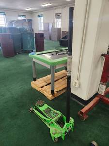 lot 20055 image: Daytona 3 Ton Low Profile Floor Jack