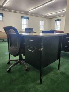 lot 20070 image: Office Desk and Ergonomic Chair Set