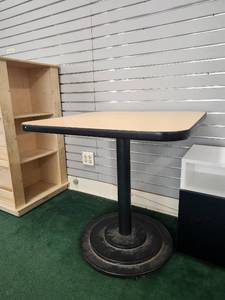 lot 20079 image: Commercial Pedestal Table with Round Base