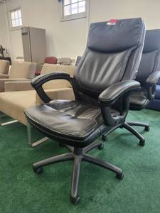 lot 20086 image: Black Leather Executive Office Chair with Arms
