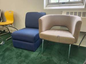 lot 20091 image: Modern Office Lounge Chairs Set