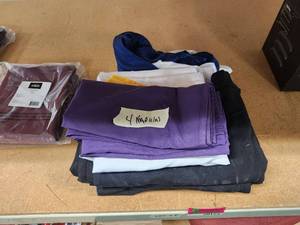 lot 20123 image: Napkins and Tablecloth Lot