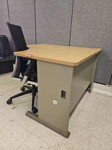 lot 20214 image: Office Desk and Ergonomic Chair Set