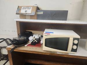 lot 20144 image: Assorted Kitchen Appliance Lot with Galanz Microwave and George Foreman Grill